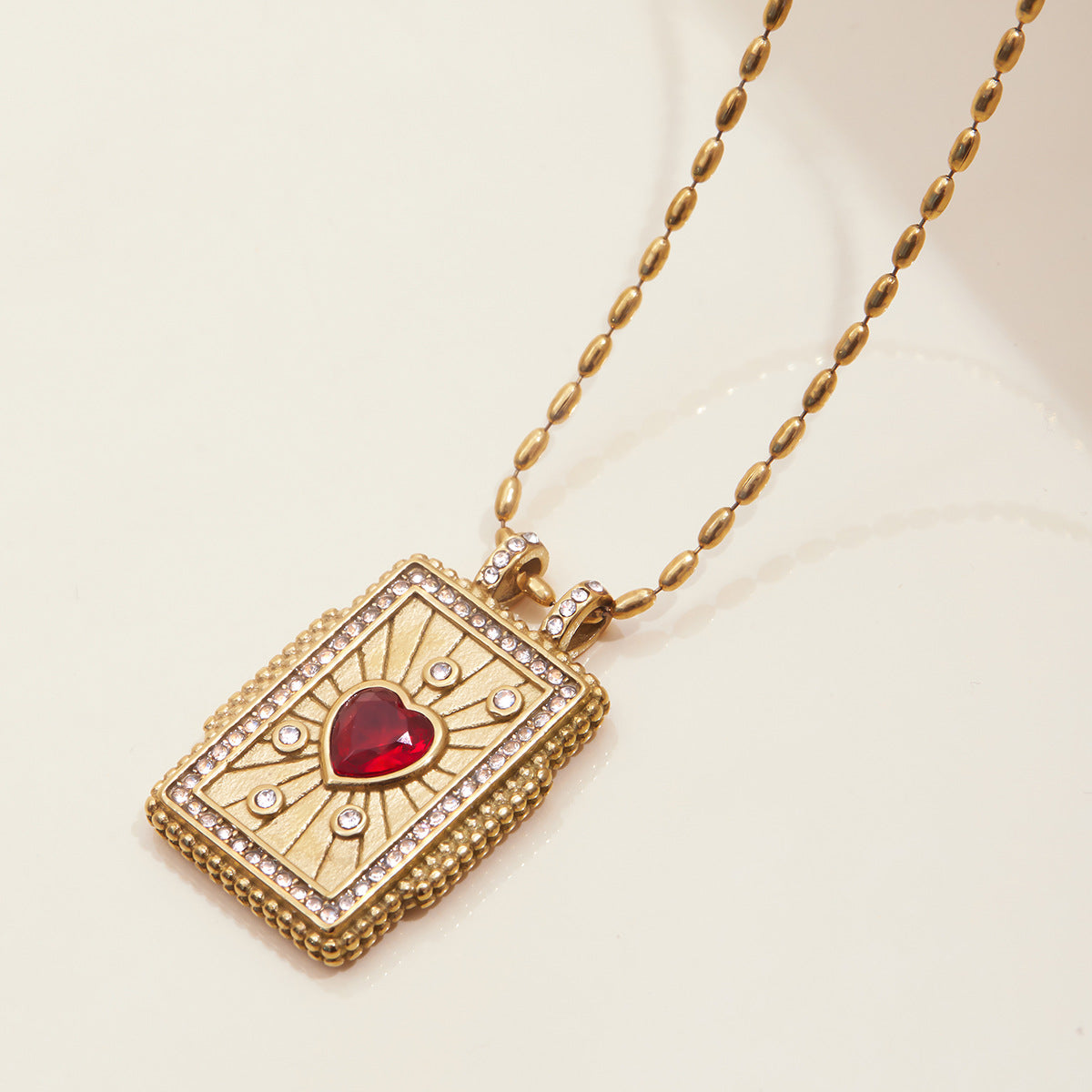 Elegante collana a pendente in acciaio inossidabile a forma di cuore con finitura placcata per donna, gioiello con catena a medaglione geometrico minimalista