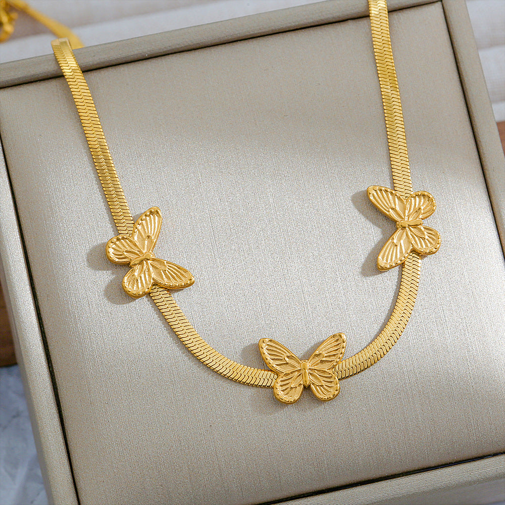 Collana Minimalista con Ciondolo a Farfalla in Acciaio al Titanio Placcato Oro su Catenina Snake per Donna