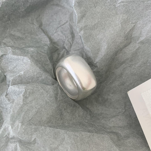 Anello da donna minimalista geometrico in argento opaco, realizzato a mano in argento sterling 925 con dettaglio quadrato smussato