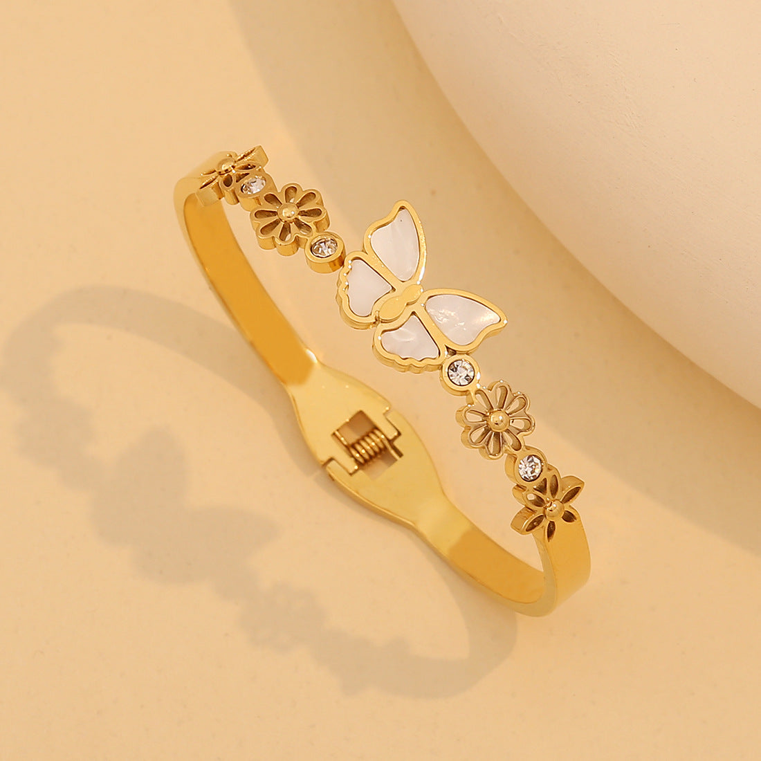 Braccialetto alla moda in stile OL con farfalla, motivi a cuore e floreali, bracciale in acciaio inossidabile galvanizzato