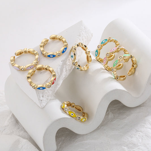 Anillo Minimalista Geométrico de Cobre con Baño de Oro de 18K y Detalle de Ojo Esmaltado para Mujer