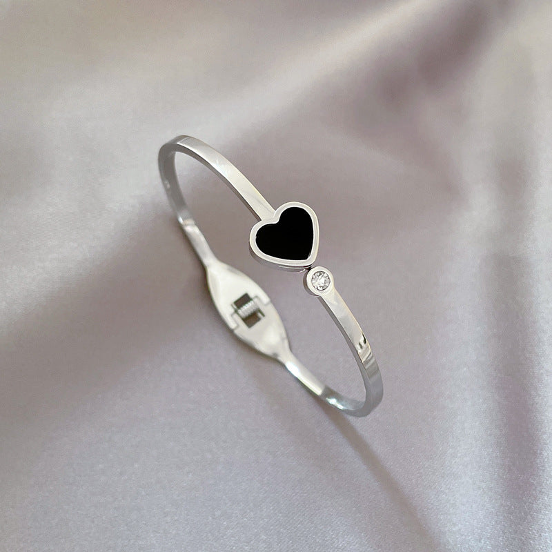 Pulsera Minimalista Retro de Corazón de Acero Titanio con Acabado Chapado para Mujer