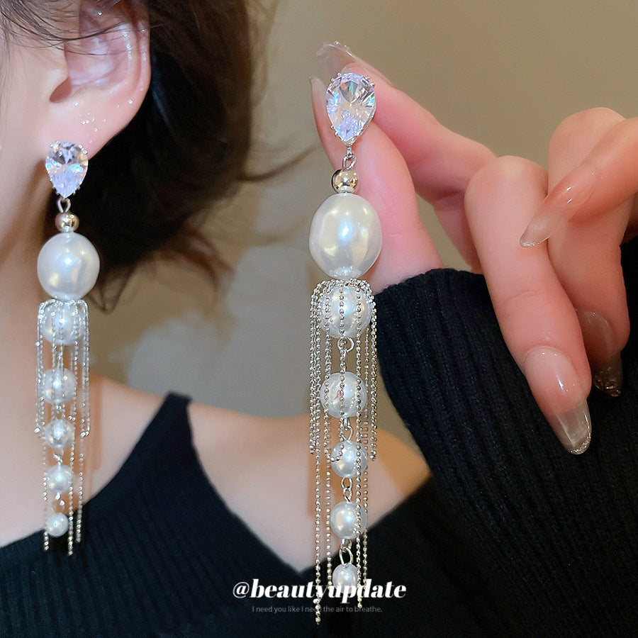 Aretes elegantes de perlas tipo broquel de estilo francés con detalles de circonita y flecos para mujer, forma geométrica, postes de acero chapado, diseño minimalista de lujo