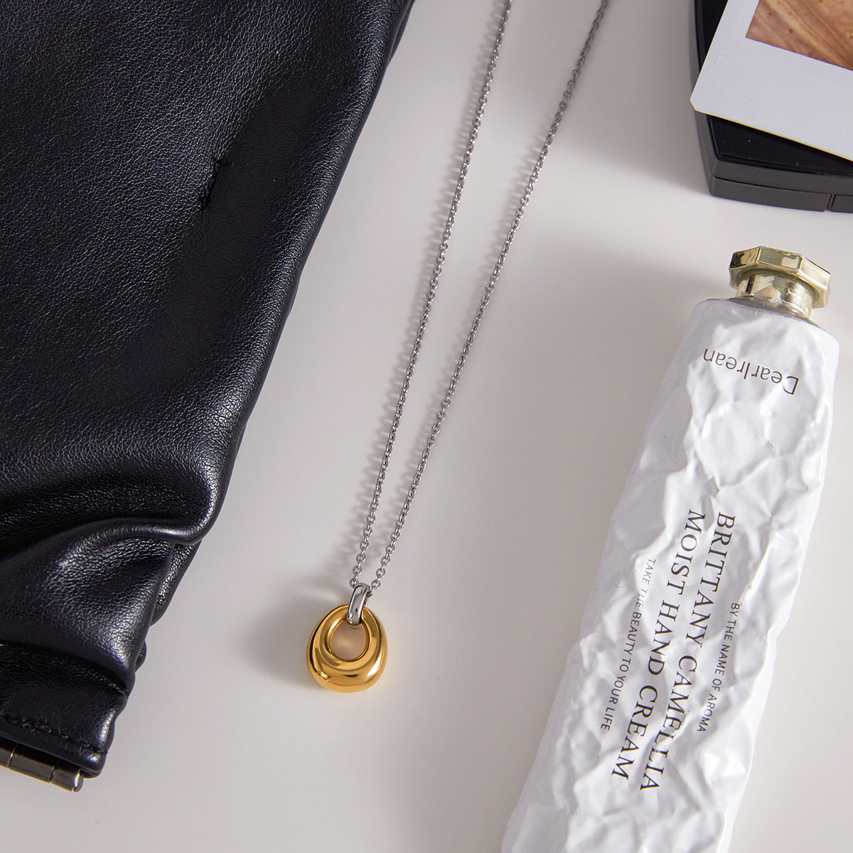 Collana con ciondolo geometrico in acciaio inossidabile da donna con ciondolo in acciaio al titanio e finitura placcata, catena per maglione alla moda e casual