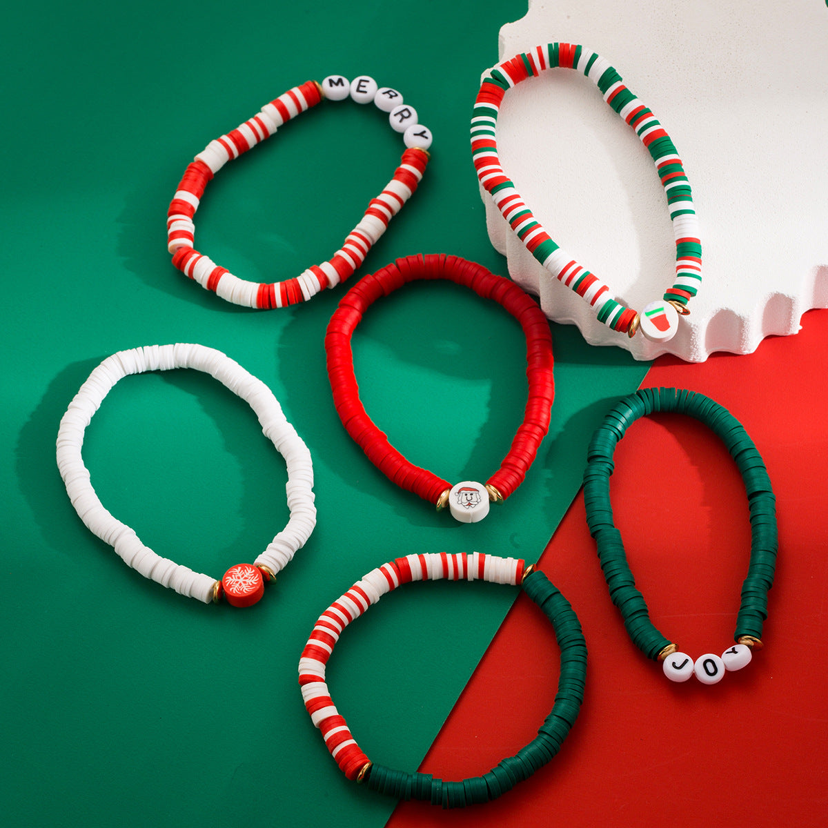 Bonito y fresco juego de pulseras hechas a mano con arcilla polimérica con temática navideña con dijes de Santa, copo de nieve y letras