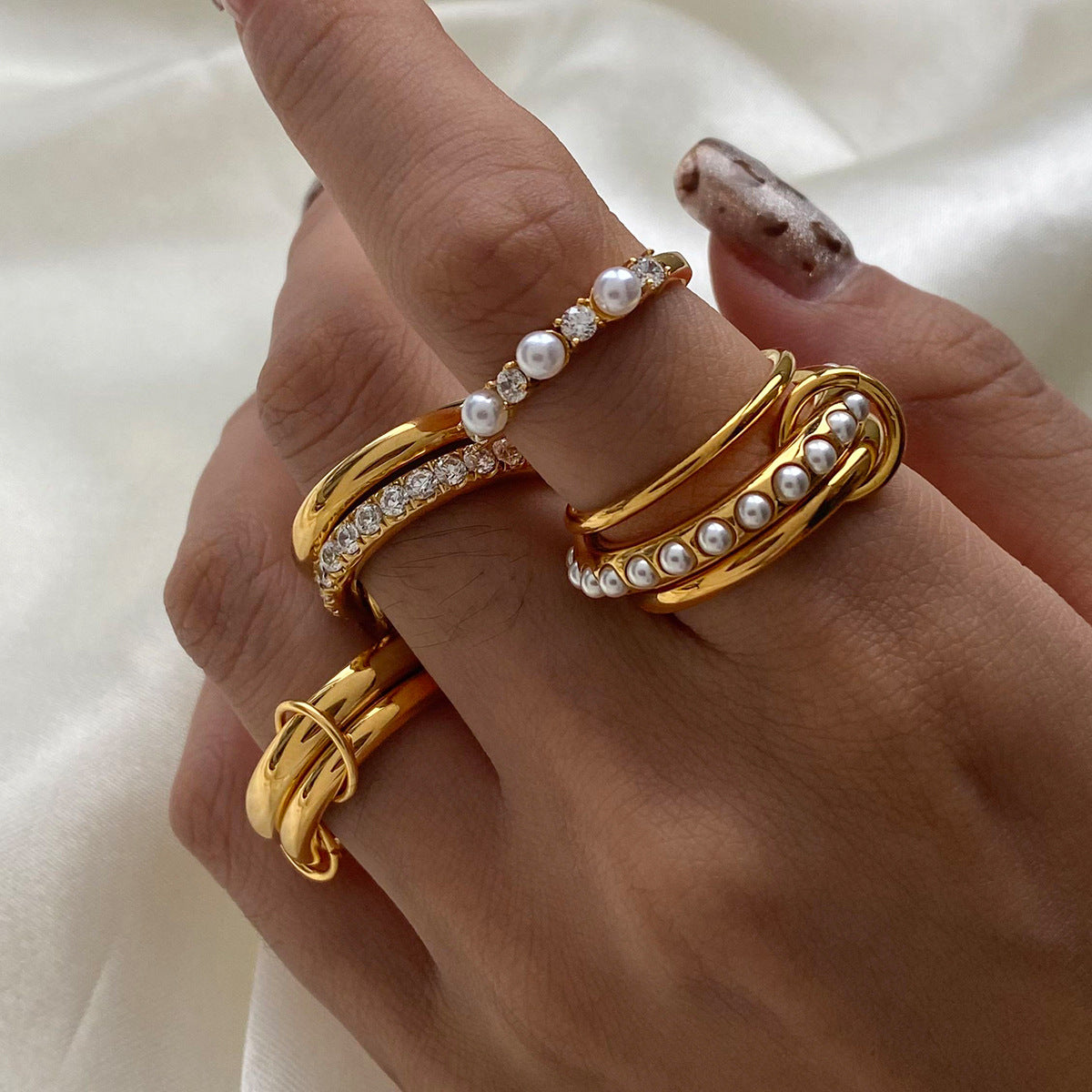 Anillo minimalista geométrico de titanio y acero con detalles de perlas, anillo de moda hipoalergénico de acero inoxidable para mujer