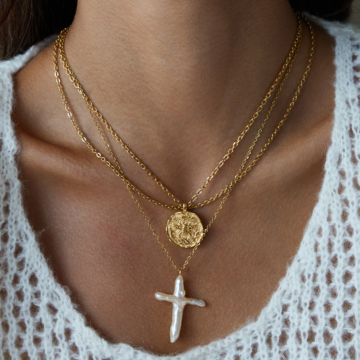 Collar de Acero Inoxidable Chapado en Acero de Titanio con Colgante de Abeja Geométrica para Mujer