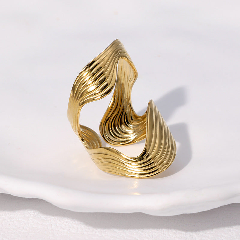 Anello da donna in acciaio inossidabile a forma geometrica irregolare e aperta, con finitura placcata e stile moderno minimalista