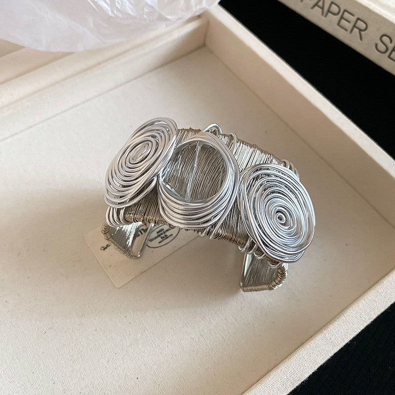 Pulsera de metal con patrón de cuadrícula geométrica de tono frío minimalista con acabado galvanizado para mujer