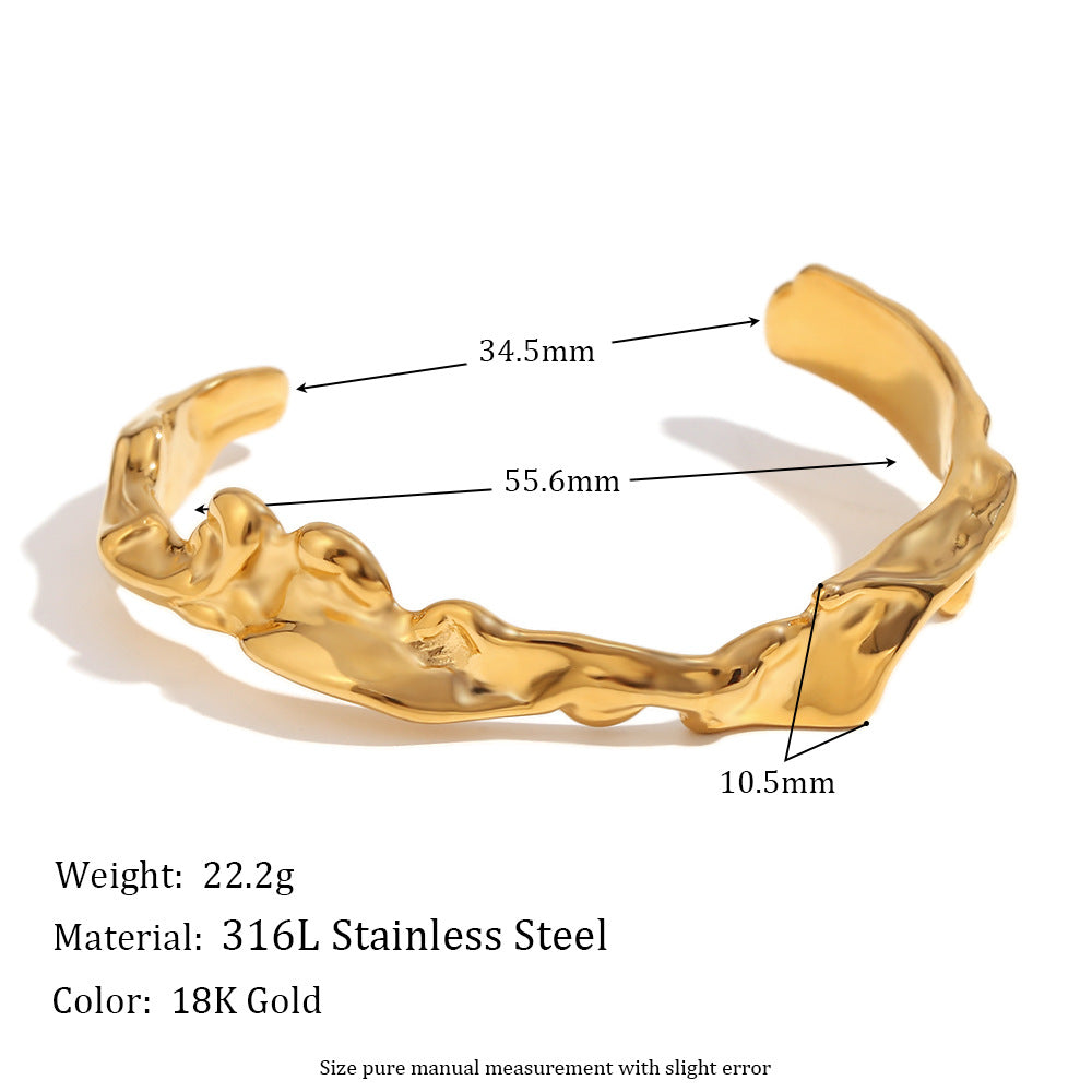 Bracciale da donna in acciaio inossidabile placcato oro 18 carati con trama martellata irregolare e ondulata