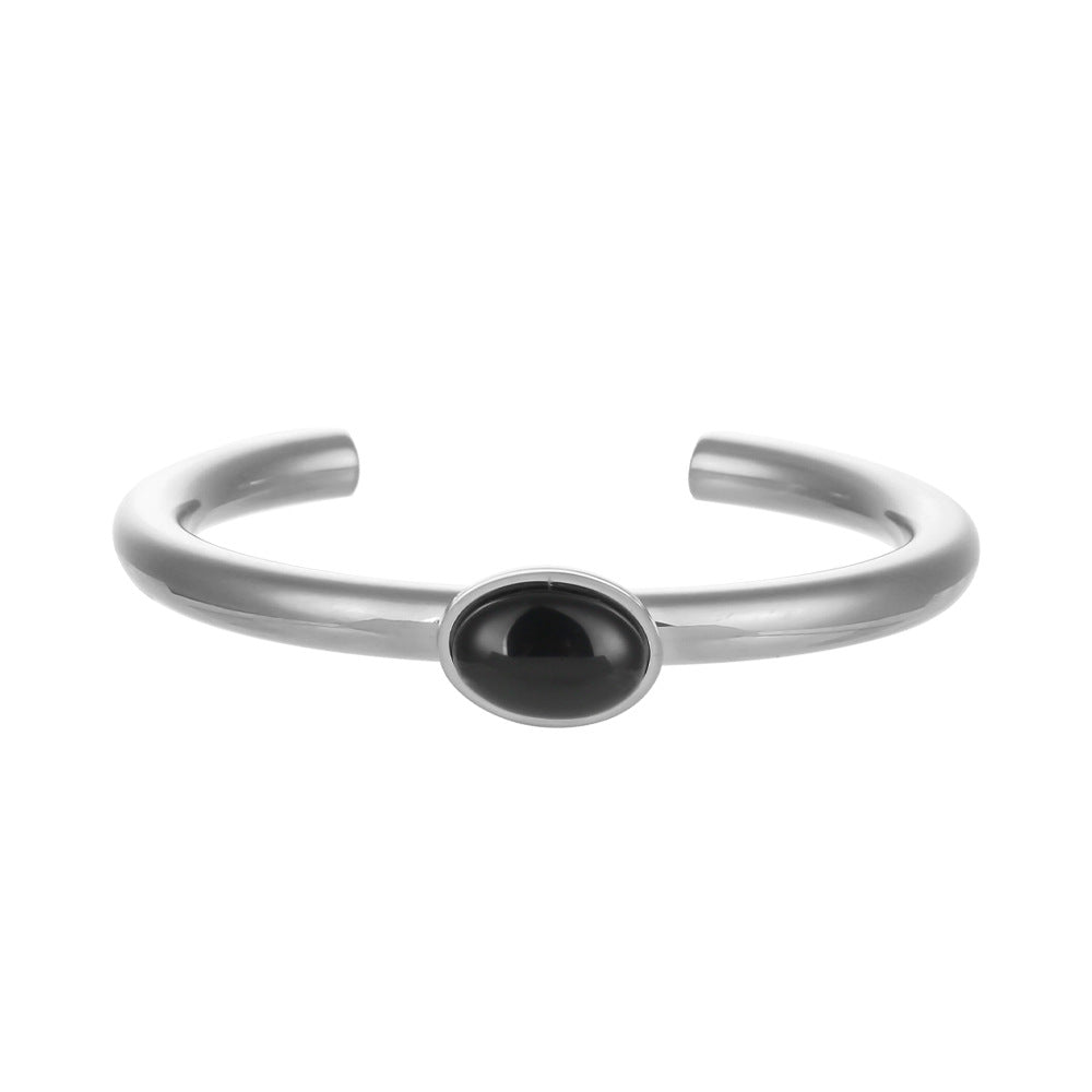 Pulsera Minimalista de Acero Inoxidable con Chapado de Oro de 18K, Detalle Esmaltado de Rayas Verticales y Diseño de Brazalete Abierto