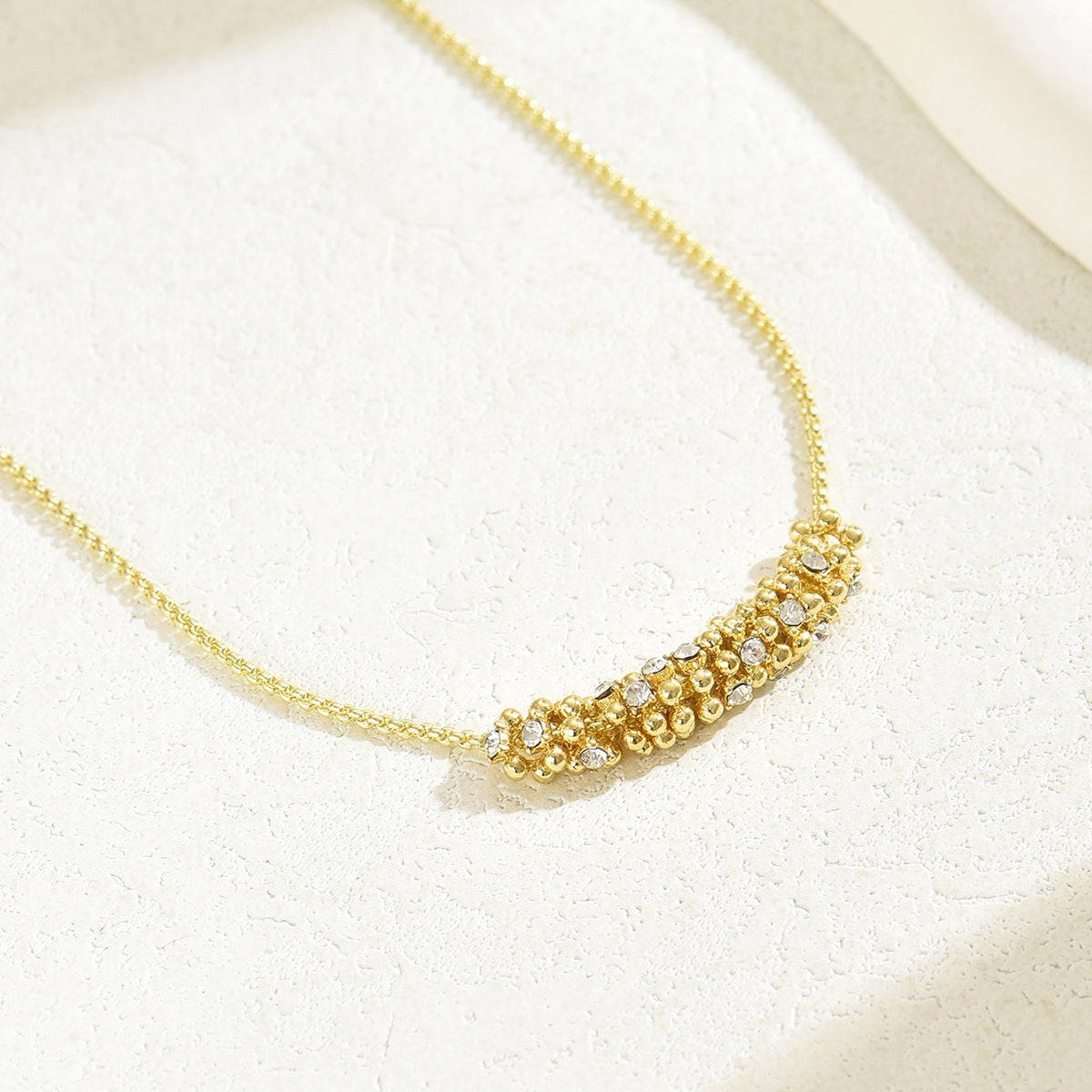 Collana con Pendente dal Design Geometrico da Donna con Intarsio in Zirconia Cubica su Catena di Rame, Collana Minimalista alla Moda per Clavicole