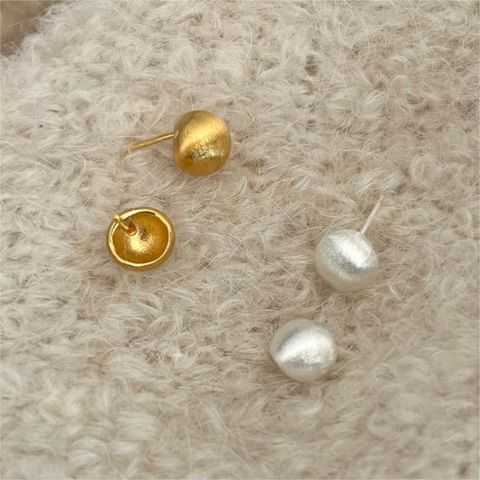 Pendientes de bola minimalistas geométricos de plata para mujer con acabado pulido y postes de plata de ley 925