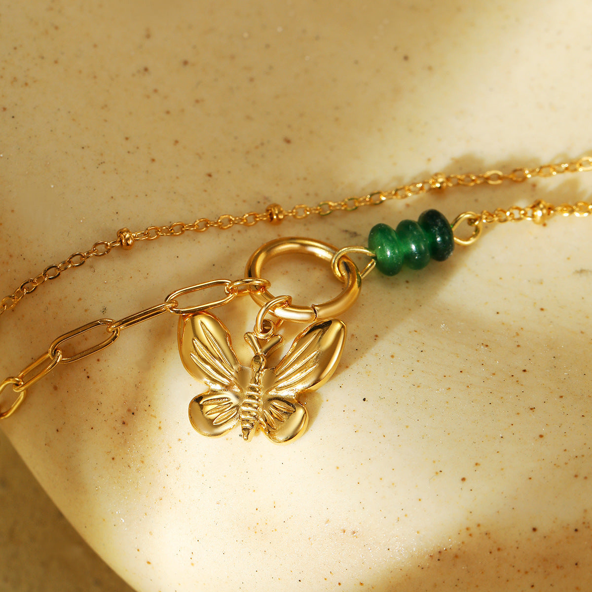 Pulsera de acero inoxidable con forma de mariposa, minimalista y a la moda, para mujer, con cuentas de piedra natural verde y acabado chapado