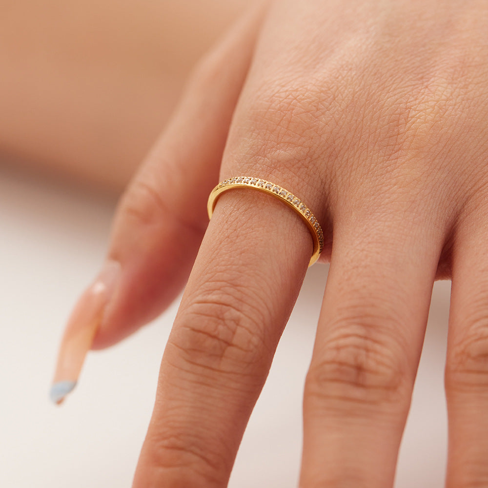 Anello da Donna Geometrico in Acciaio Inossidabile con Inlay di Strass e Placcatura in Oro 18K