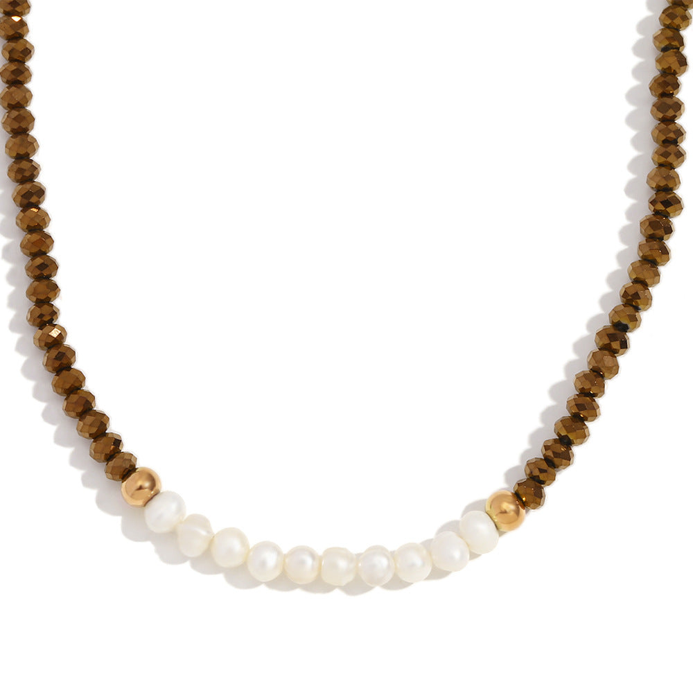 Collana alla moda da donna in stile OL con pendente geometrico in acciaio inossidabile, dieci perle d'acqua dolce e cristalli sfaccettati scuri infilati a mano su catena standard