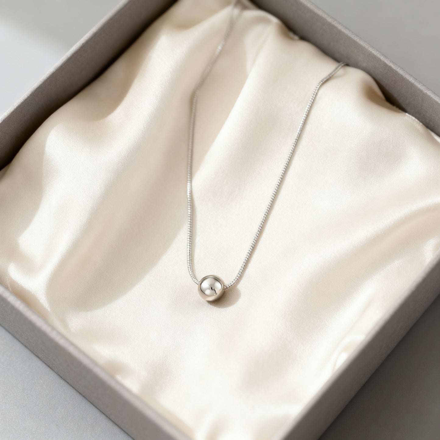 Elegante collana a maglie a serpente in acciaio inossidabile placcato oro 18K con motivo geometrico rotondo