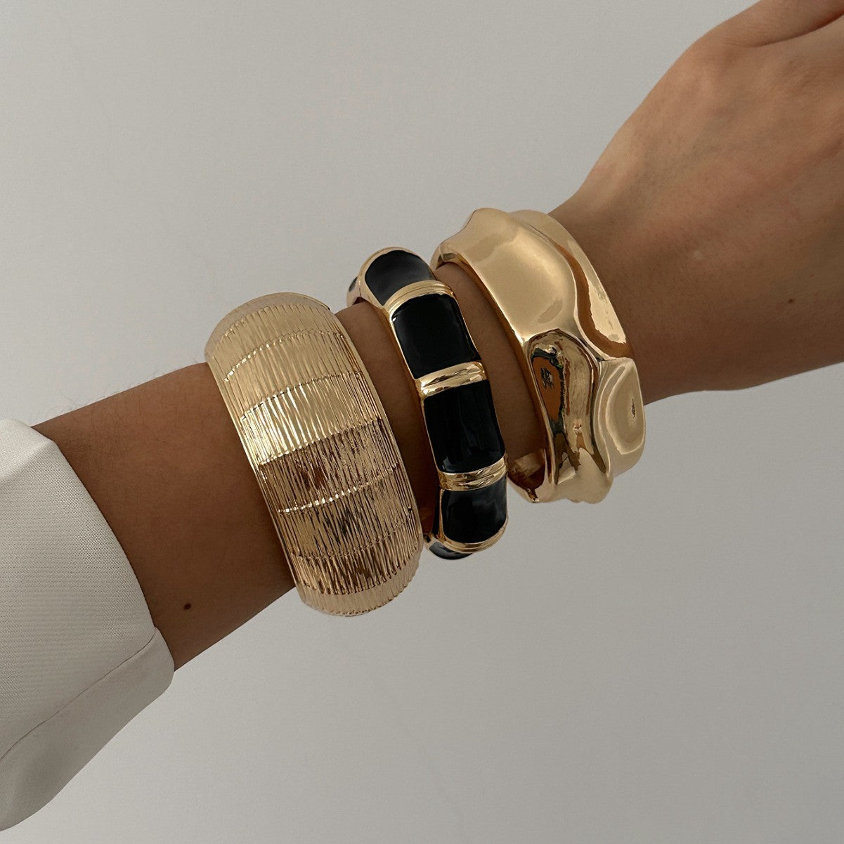 Bracciale vintage in lega smaltata geometrica