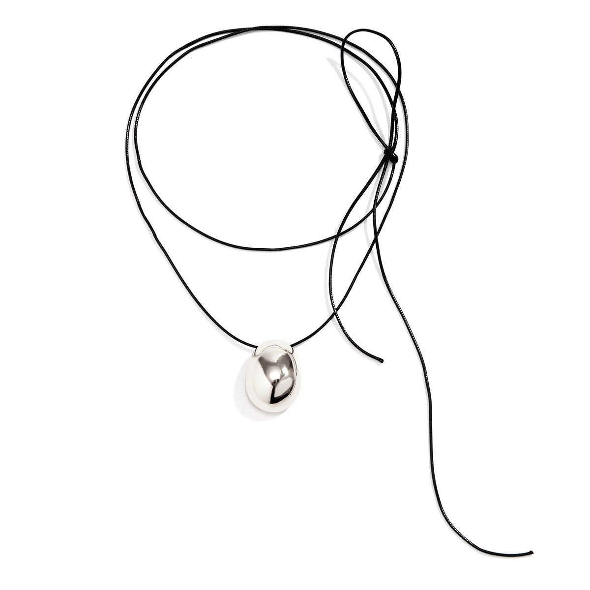 Collana girocollo pendente ovale geometrica dolce e audace con design a strati annodati e dettagli a catena