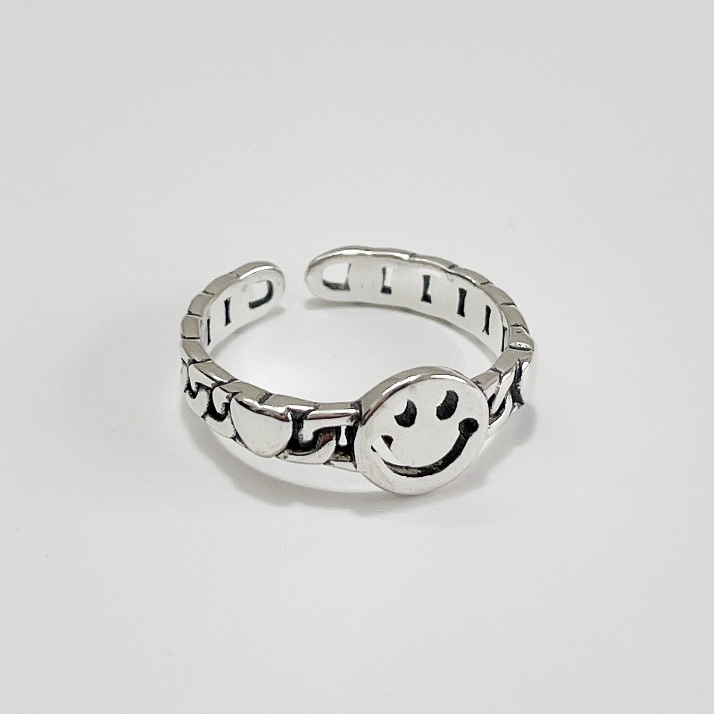 Anello da donna minimalista con lettera "Smile" in argento sterling 925