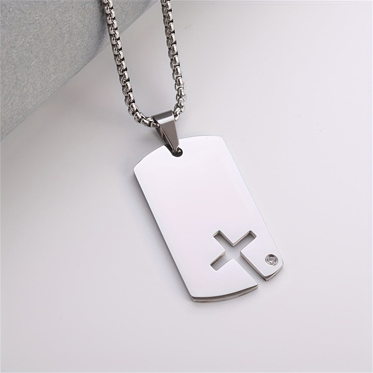 Collana con pendente a croce geometrico minimalista in acciaio inossidabile con finitura lucida e intarsio di strass per uso quotidiano unisex