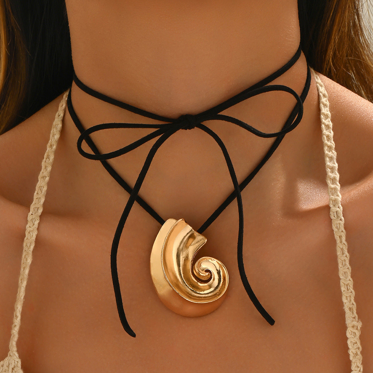 Collana da donna a pendente con conchiglia minimalista in lega di zinco con finitura galvanizzata, catena lunga a clavicola con design geometrico