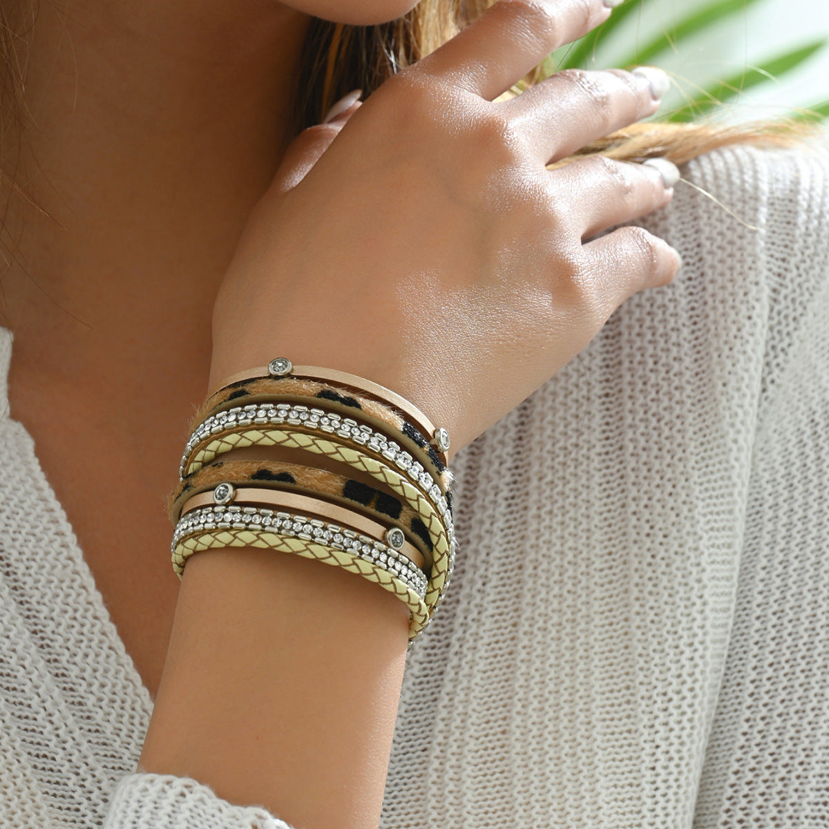 Pulsera de cuero geométrica vintage para mujer con incrustaciones de circonitas, joyería de mano apilable de varias capas