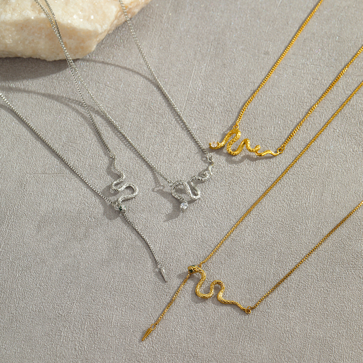 Collar de acero de titanio con forma de serpiente a la moda con incrustaciones de diamantes de imitación y colgante de flecos para mujer