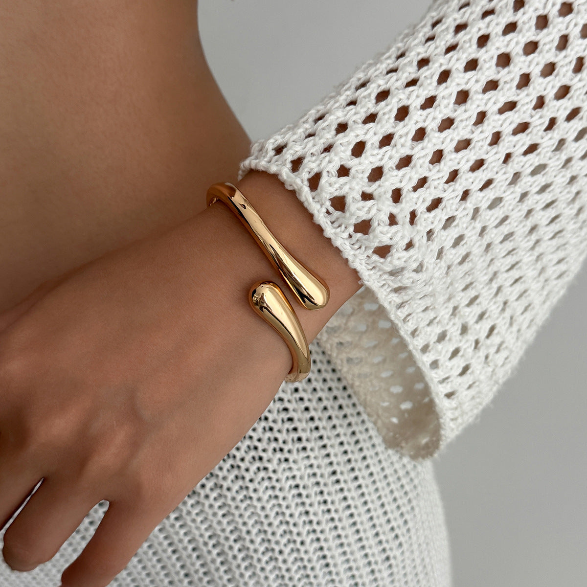 Pulsera minimalista geométrica en forma de gota con cierre de mosquetón de aleación pulida para mujer