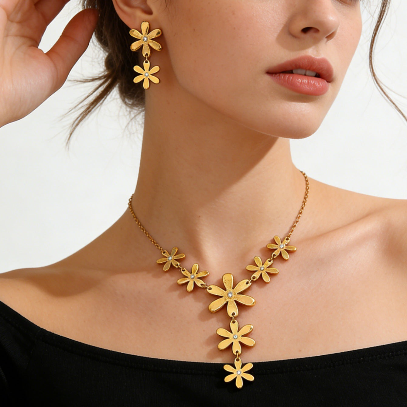 Set di collana e orecchini a forma di margherita in acciaio inossidabile placcato oro 18 carati da donna, stile minimalista