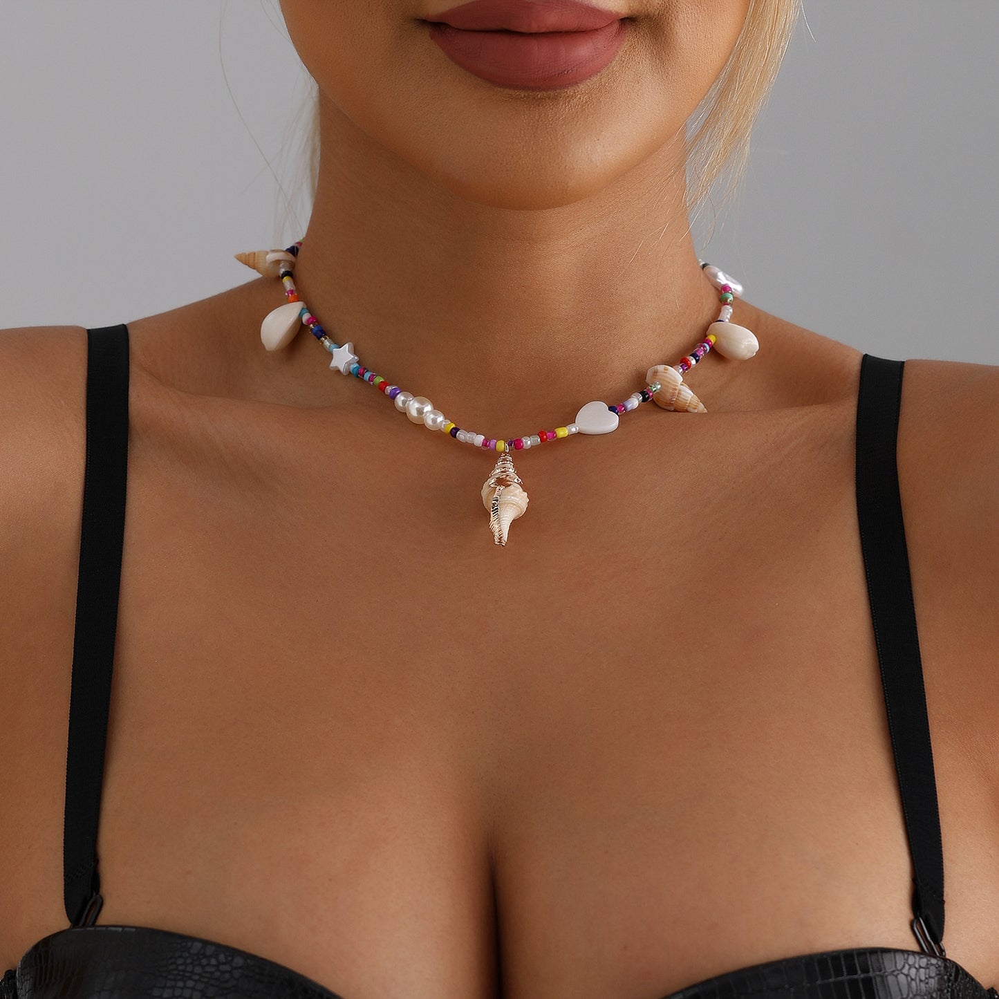 Collar Casual de Verano con Colgante de Concha Marina, Cuentas de Cristal y Diseño Geométrico en Cadena a la Clavícula