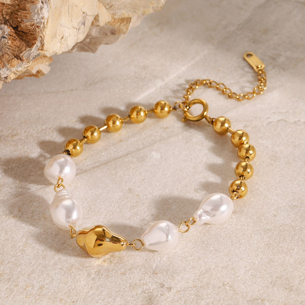 Bracciale geometrico placcato in acciaio inossidabile da donna con dettagli in perle barocche, design minimalista e alla moda