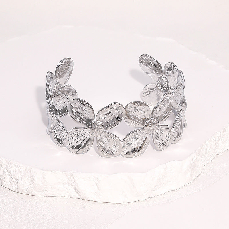 Bracciale a fascia larga minimalista in acciaio inossidabile placcato oro 18 carati con design floreale