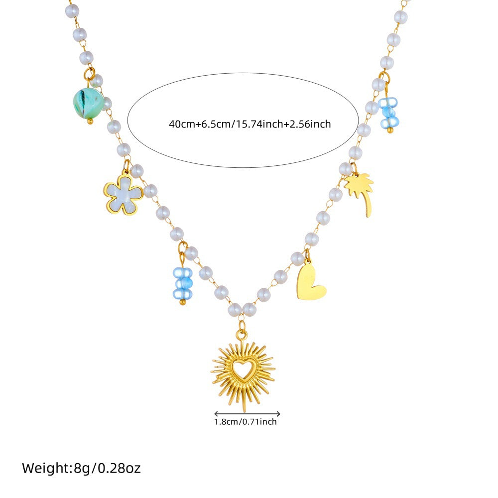 Collana pendente minimalista a forma di cuore in acciaio inossidabile con catena di perle e dettagli floreali e palma da cocco
