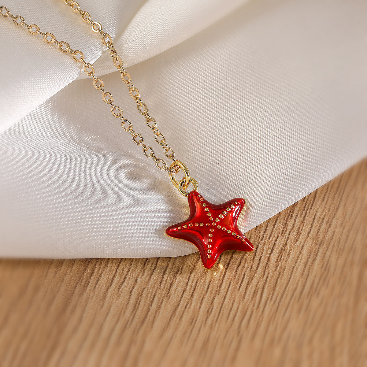 Collana con Ciondolo a Stella Marina Minimalista da Donna con Base in Rame e Finitura Smaltata, Catenina a Medaglione con Design Geometrico