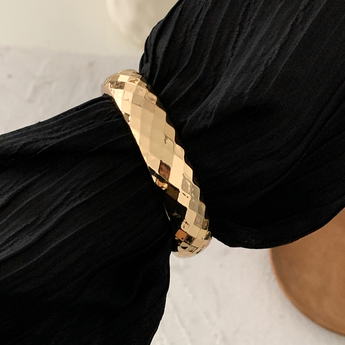 Pulsera exagerada de metal geométrico en espiral con acabado pulido y forma de lágrima irregular
