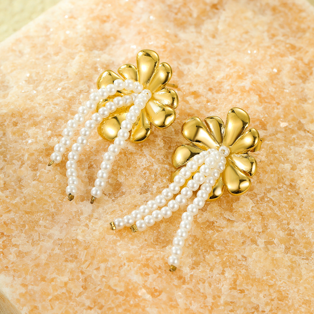 Orecchini pendenti da donna con perle e fiori vintage in acciaio inossidabile placcato oro e perni in acciaio al titanio
