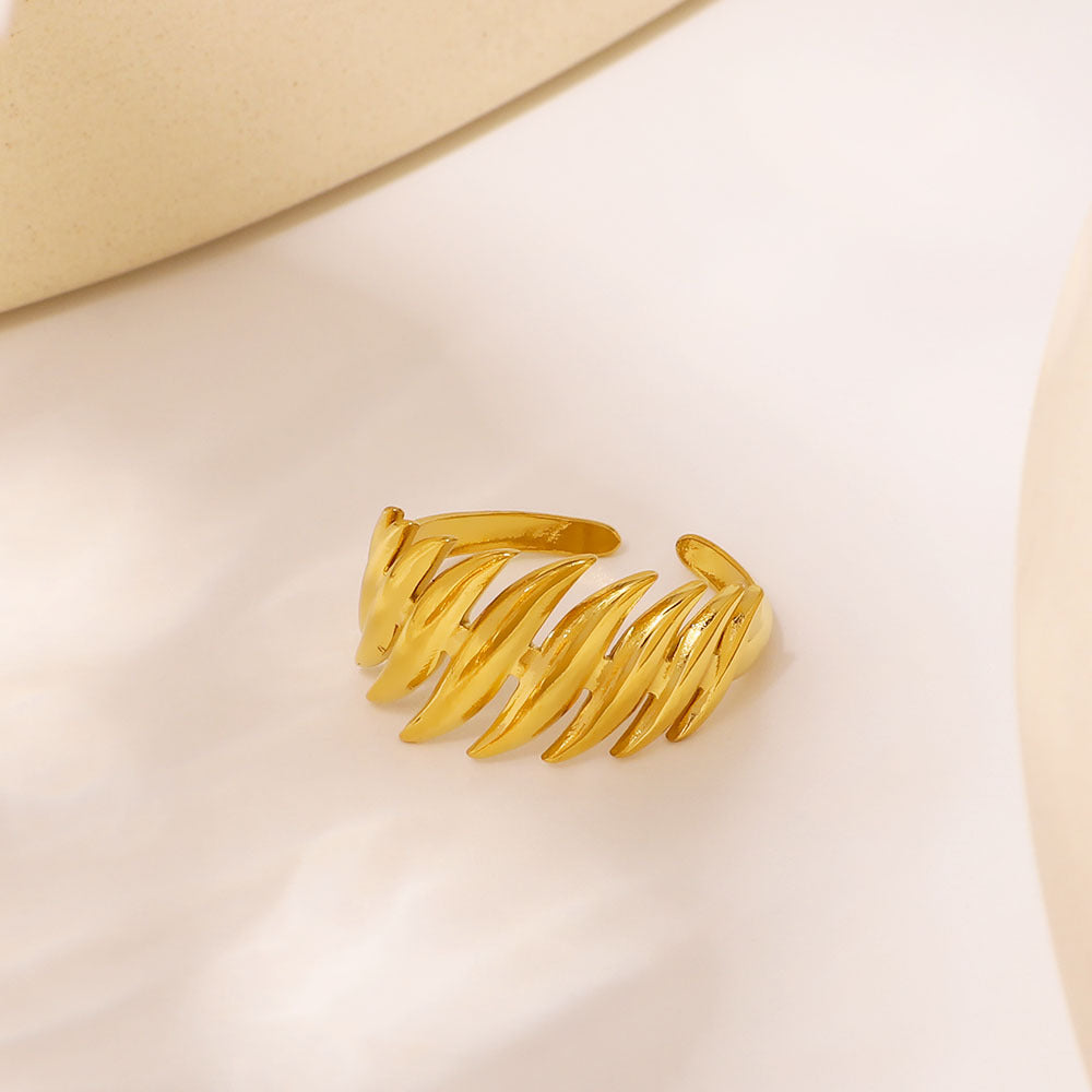 Minimalist Leaf-Shaped Titanium Steel Ring with 18K Gold Plating for Women and Men, Geometric Design, Cool-Tone Unisex Fashion Jewelry