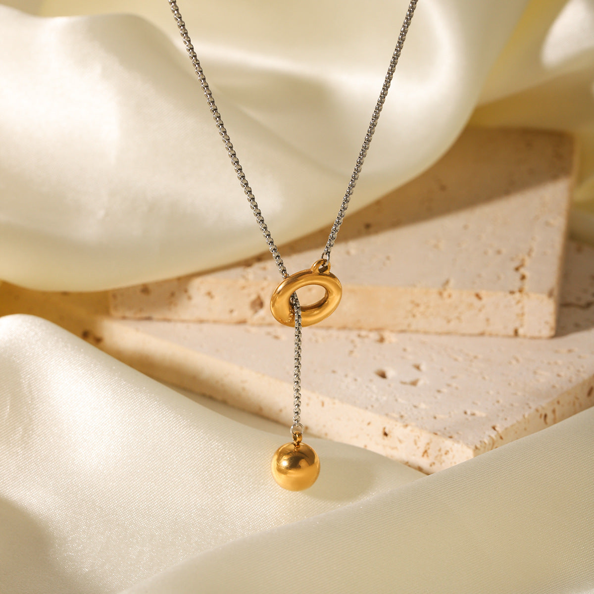 Collana a Sfera Geometrica Minimalista da Donna in Acciaio Inossidabile con Dettagli in Acciaio al Titanio e Finitura Placcata su Catena Box