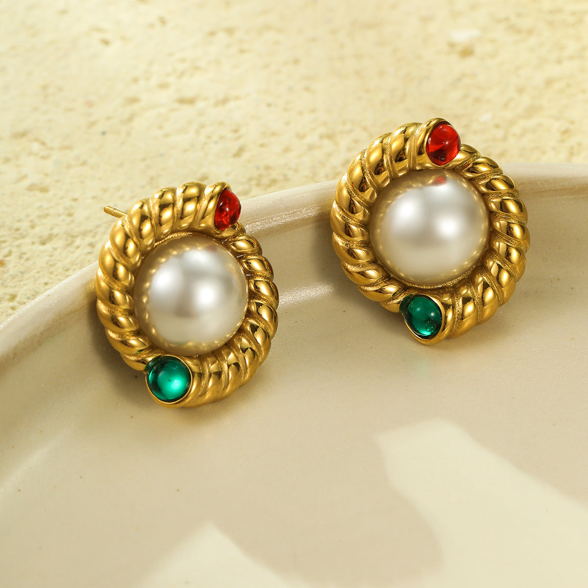 Pendientes de acero inoxidable redondos trenzados de estilo vintage con incrustaciones de perlas y detalles de piedra natural