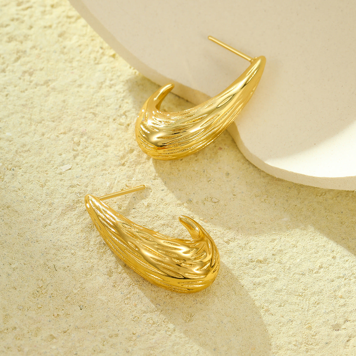 Pendientes de tachuela con textura en forma de C de acero inoxidable vintage con acabado chapado para mujer