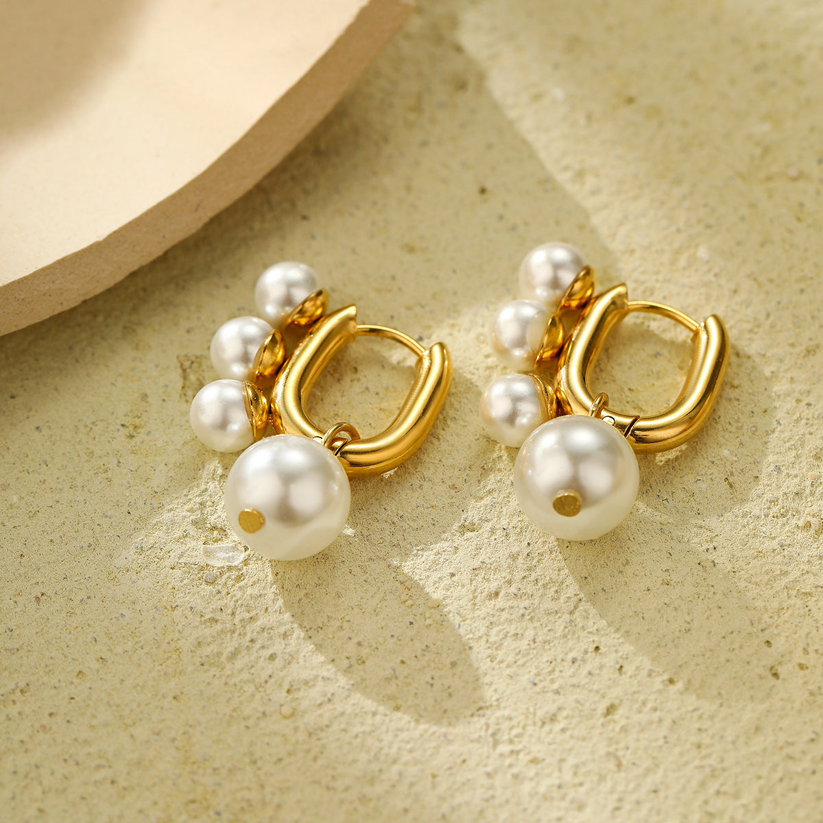 Pendientes Minimalistas de Perlas en Forma de U para Mujer de Acero Titanio con Acabado Chapado