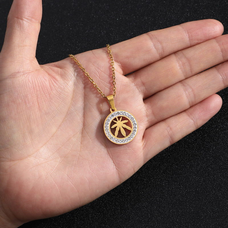 Collana pendente minimalista a foglia d'acero in acciaio inossidabile con finitura placcata per uomo e donna, collana con catena a maglie adatta per maglioni e stratificazione