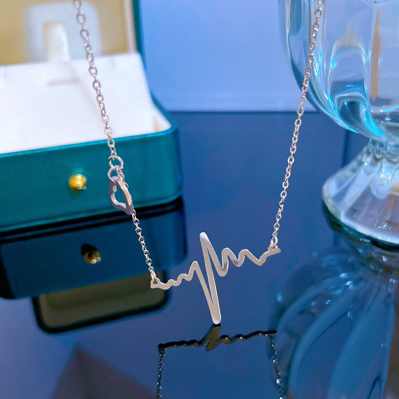 Collana da donna a forma di cuore con elettrocardiogramma geometrico minimalista in acciaio al titanio, placcata oro con design a catena per clavicola