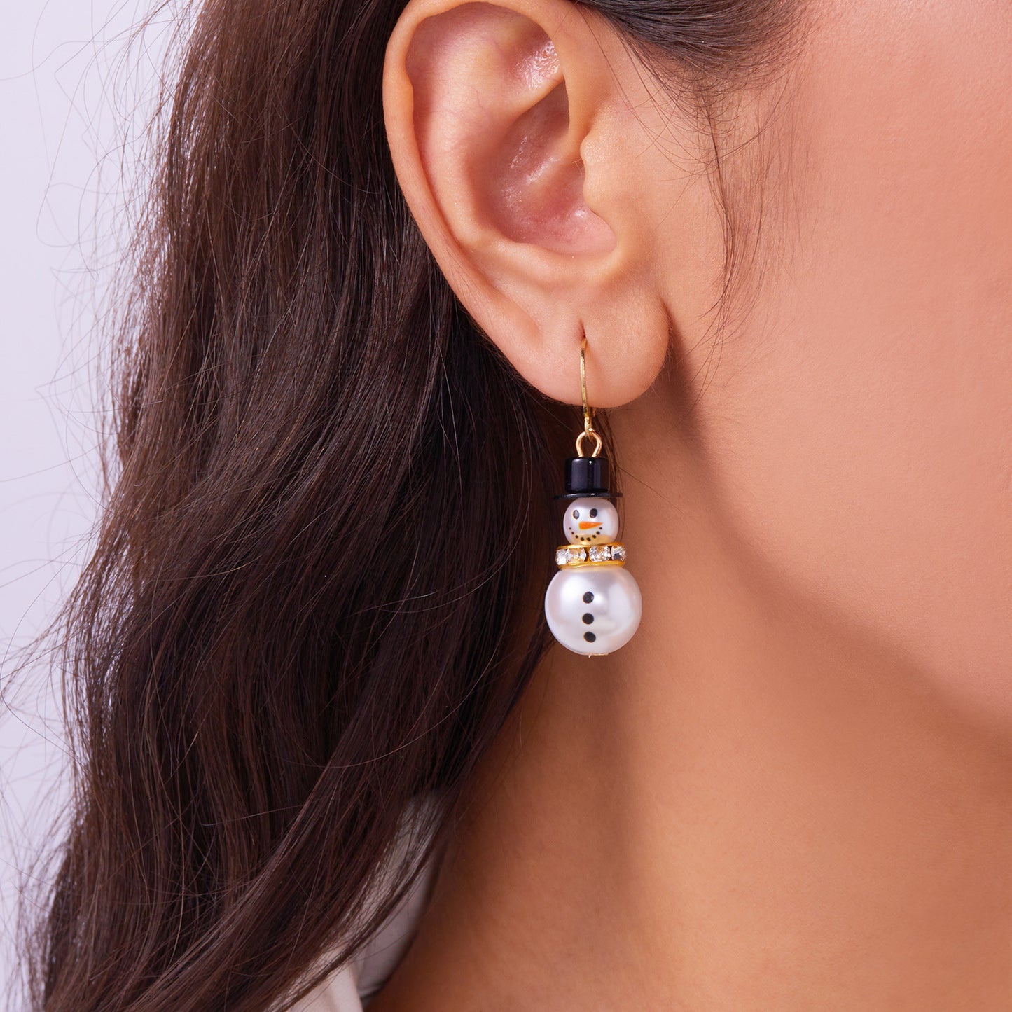 Lindos Pendientes Colgantes de Muñeco de Nieve de Dibujos Animados Estilo Perla con Detalles de Diamantes de Imitación para la Moda Navideña