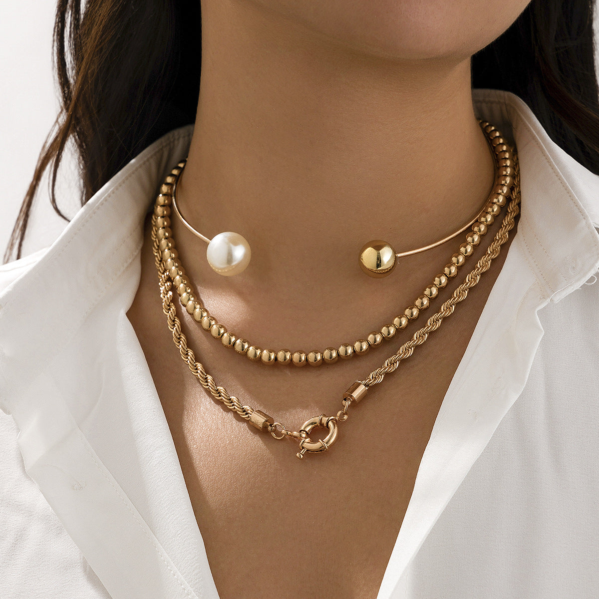 Collana girocollo minimalista in metallo geometrico con perle finte e catena decorativa