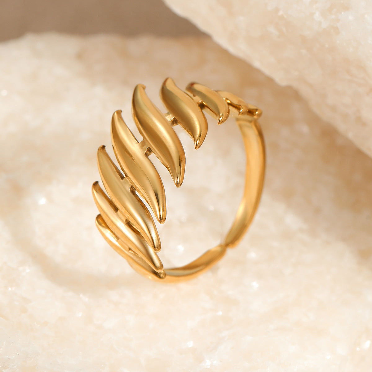 Anillo minimalista de acero de titanio con forma de hoja y chapado en oro de 18 quilates para mujer