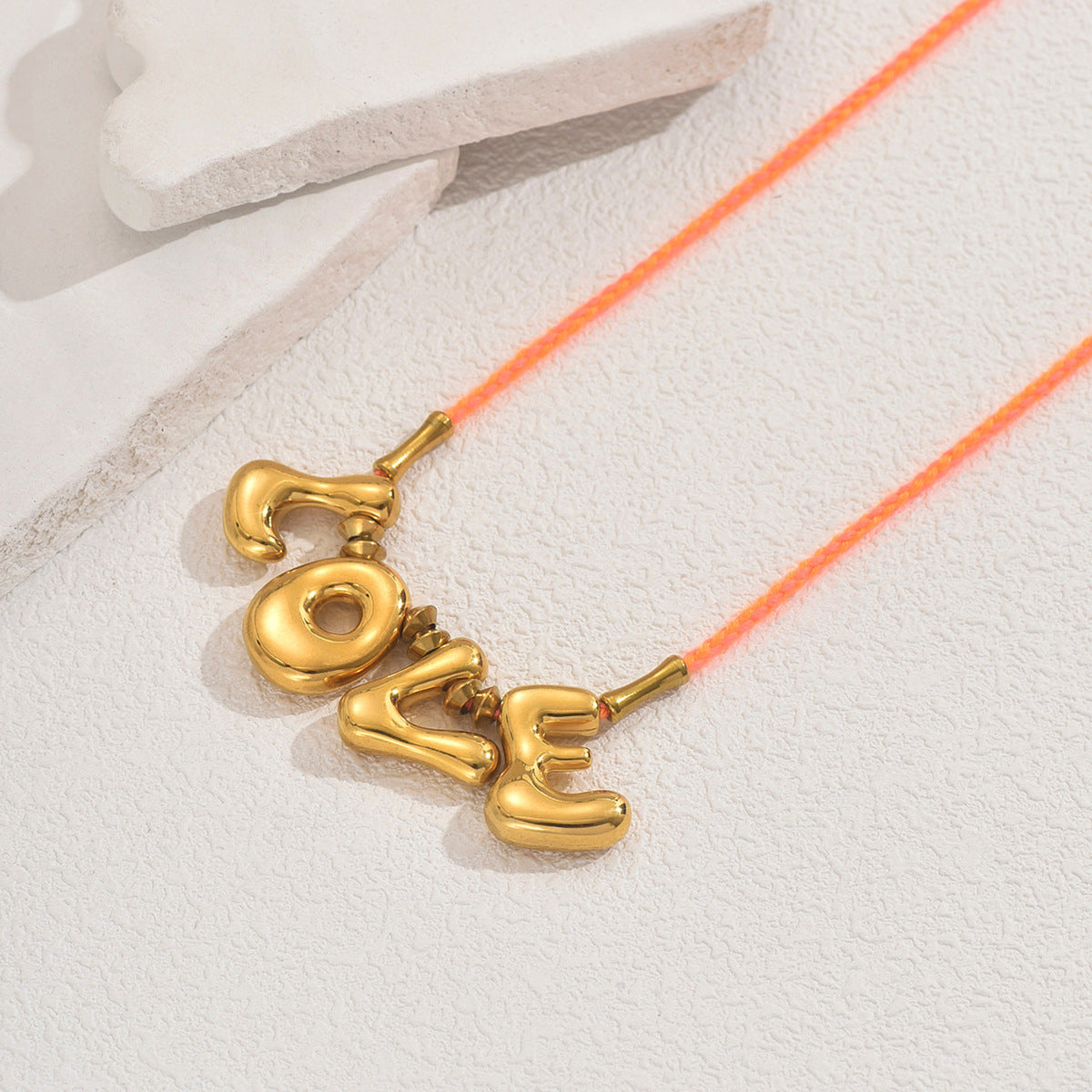 Collar minimalista con colgante de letras LOVE para mujer en aleación con acabado galvanizado, diseño geométrico, cadena de longitud ajustable