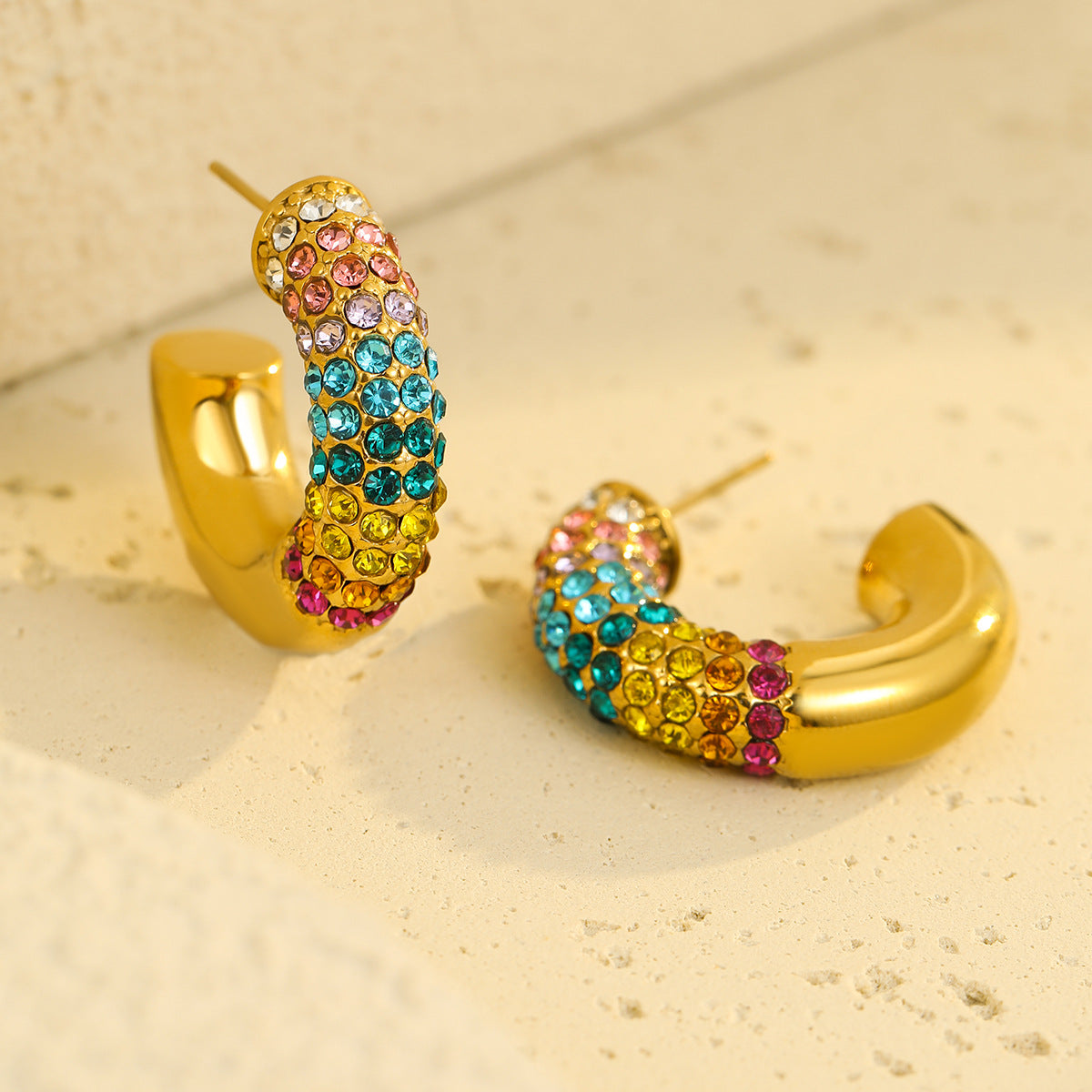 Pendientes de acero inoxidable en forma de C, estilo oficina a la moda, con incrustaciones de circonita de colores y chapado en oro de 18 quilates para mujer