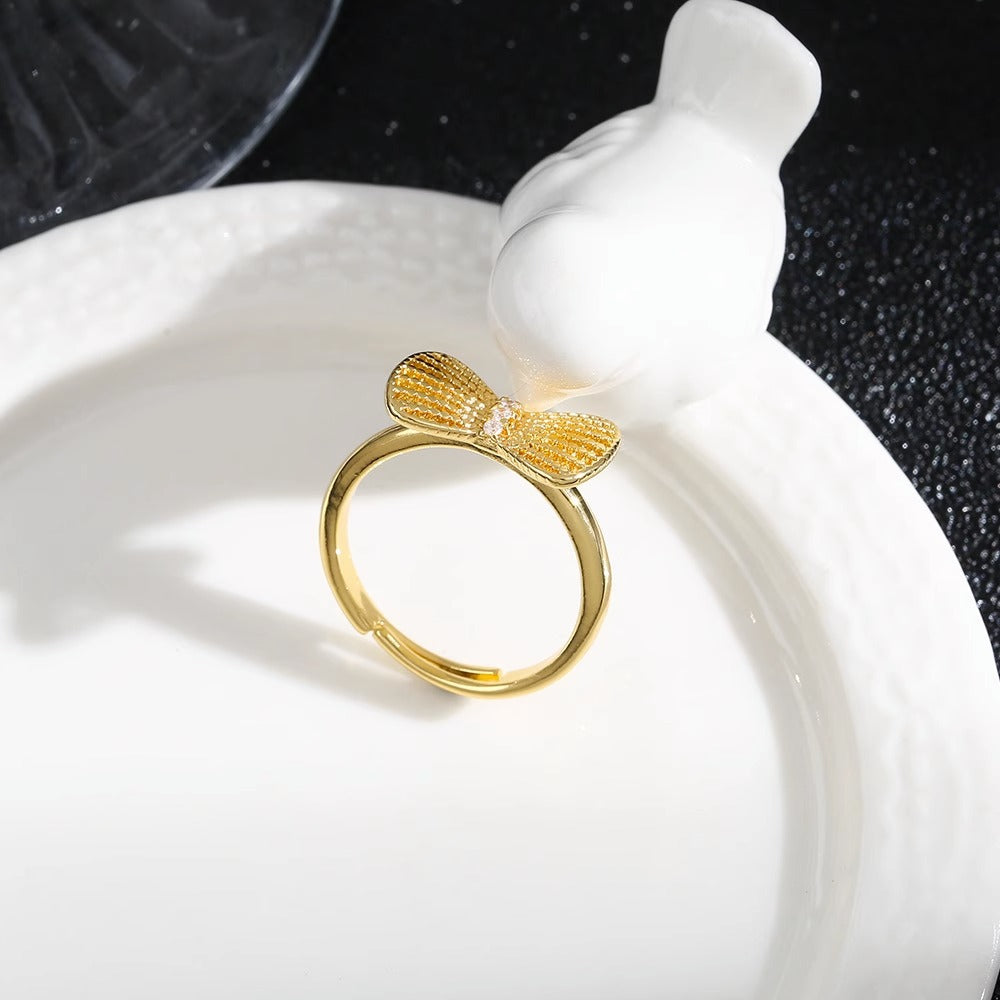 Anello Minimalista a Fiocco per Donna con Zirconia Micro-Incastonata su Base in Ottone Placcato Finitura Anello Regolabile